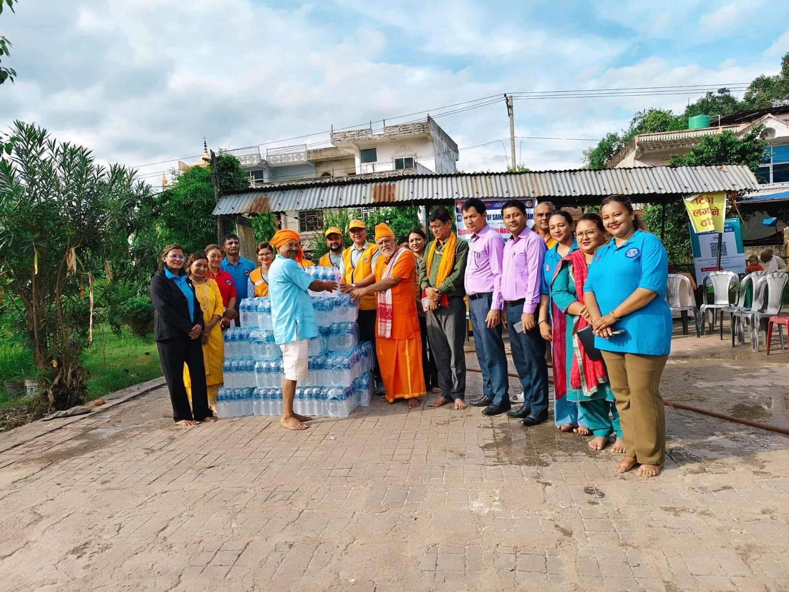 पर्रोहा बोलबममा लायन्स क्लब अफ सैनामैना बोलबमद्वारा सरसफाई एवं पानी वितरण
